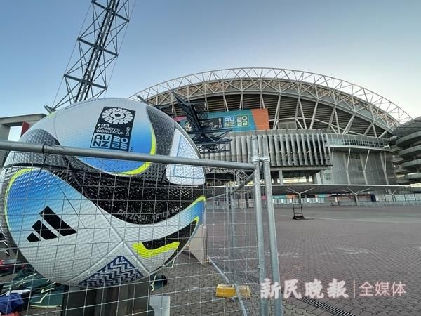 【比赛焦点瞬间】第1分钟，姆希塔良禁区内倒地，主裁判没有表示。